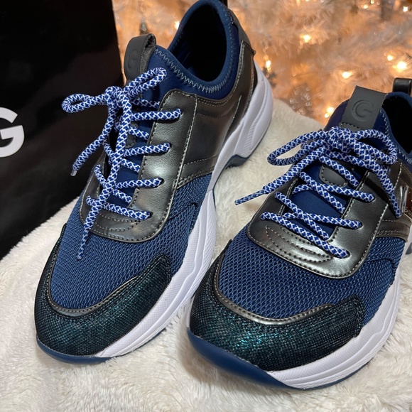 Beautiful Designer GBG Los Angeles Athletic Shoe -Women - Picture 3 of 9